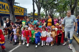 El desfile de niños abre el carnaval 2024