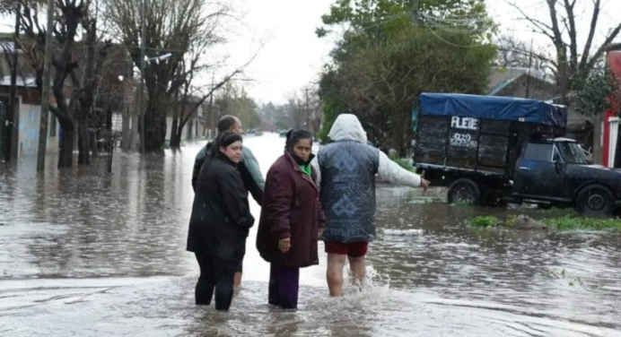 Fuertes lluvias generan caos en Buenos Aires: inundaciones, cortes de luz y demoras en vuelos