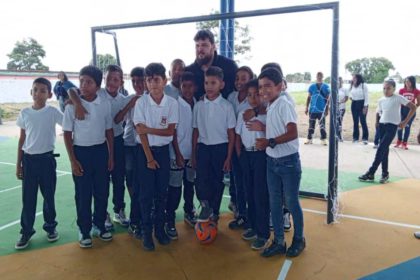 Gobernador rehabilitó escuela en Los Godos
