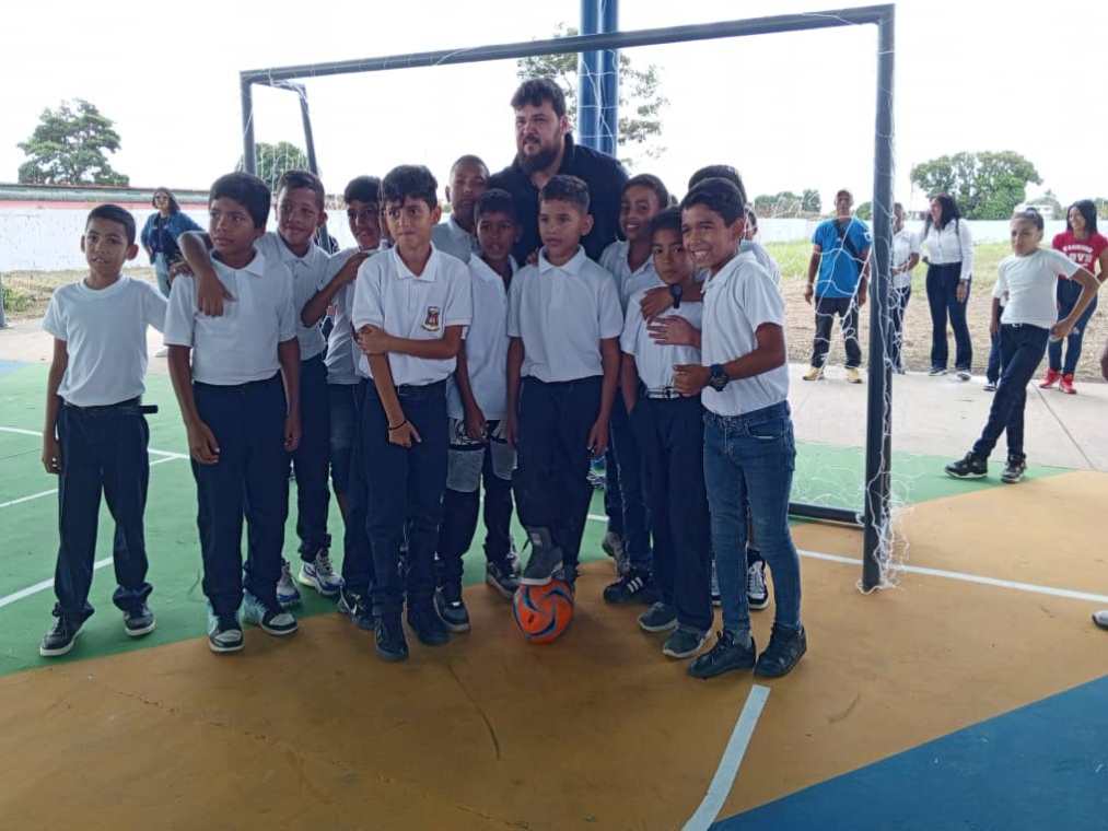 Gobernador rehabilitó escuela en Los Godos