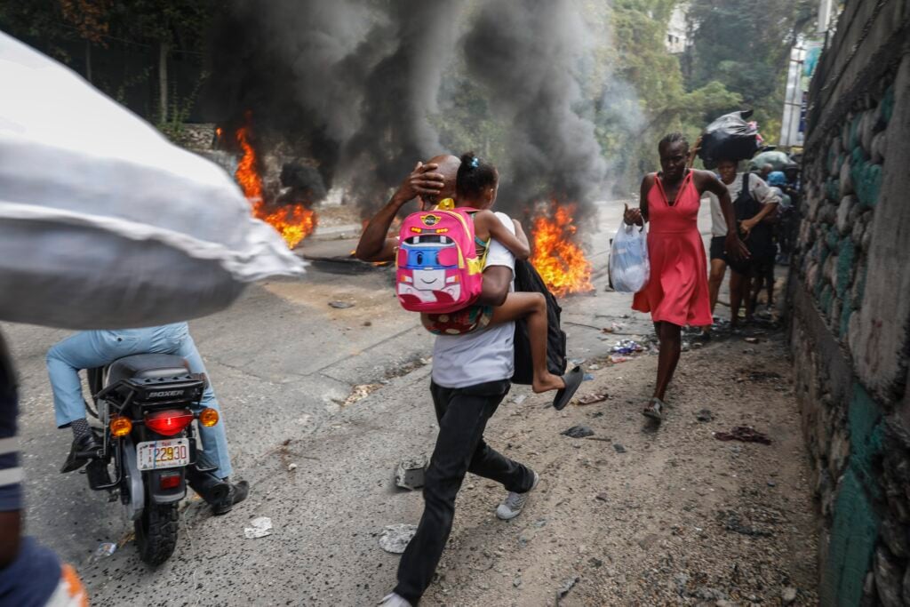 Haitianos buscan protección