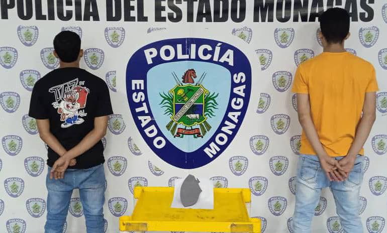 Capturan a dos sujetos por violentar una valla publicitaria en el Polideportivo