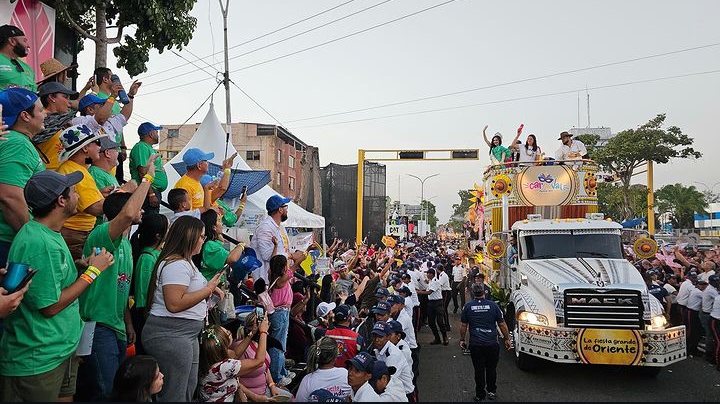 mas de 200 mil personas presenciaron el tercer desfile del carnaval de maturin laverdaddemonagas.com carroza gobernacion 6