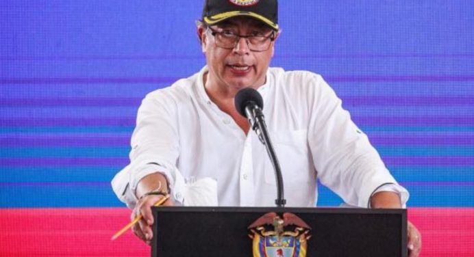 Petro señala al secretario general de la Cancillería de traición por el contrato de pasaportes