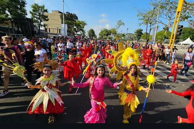 primer desfile del carnaval de maturin deslumbro por su colorido laverdaddemonagas.com carnaval ana 5