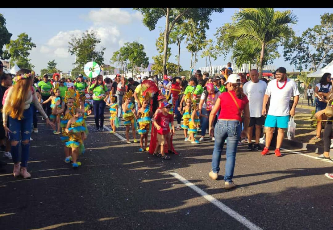 primer desfile del carnaval de maturin deslumbro por su colorido laverdaddemonagas.com comparsa1