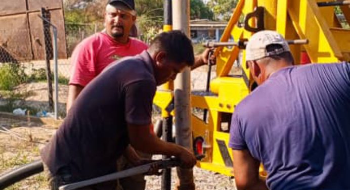 734 familias de Chaguaramas atendidas con bomba de agua a través del 1×10