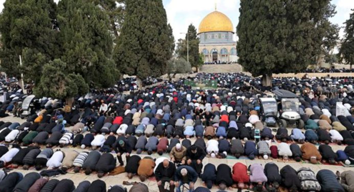 80.000 fieles musulmanes se reúnen para rezar en la Explanada de las Mezquitas