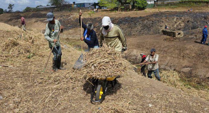 Alcaldía de Maturín realiza el saneamiento del caño Los Godos