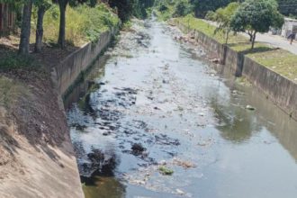 Ante la falta de aseo la basura es lanzada al caño