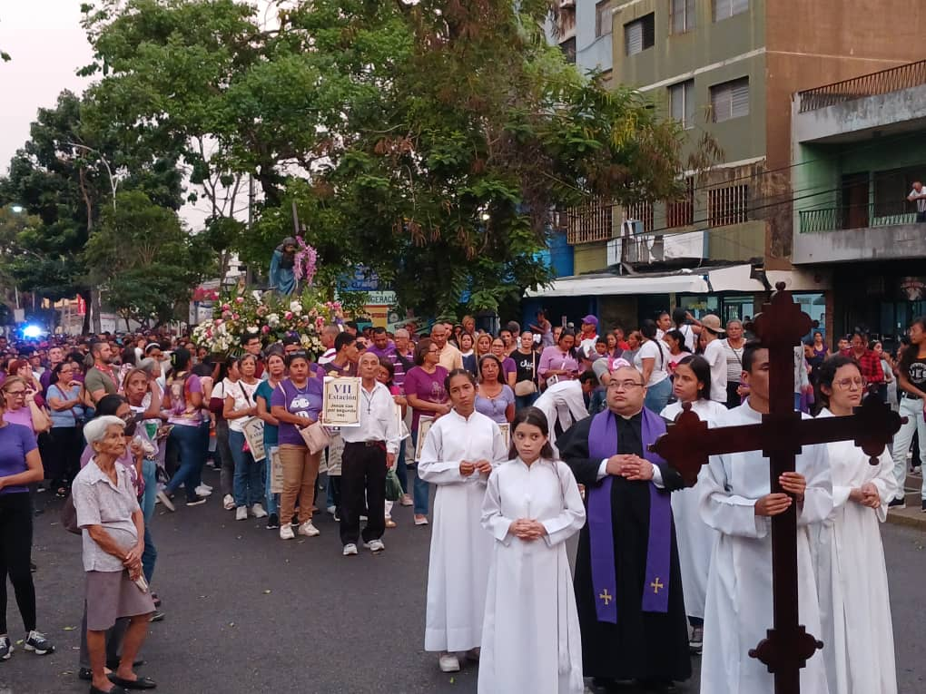 Con gran devoción la iglesia Santa Cruz realizó la procesión del Nazareno (FOTOS)