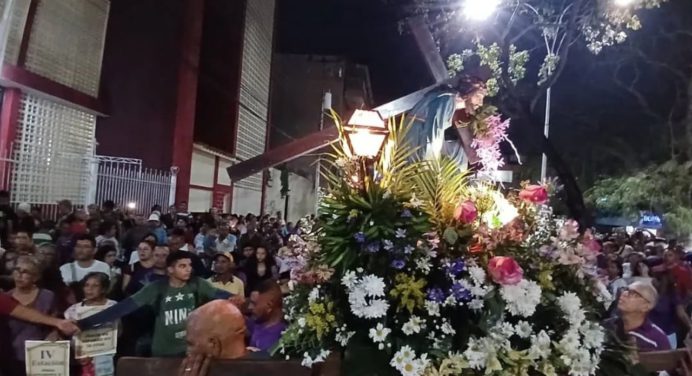 Con gran devoción la iglesia Santa Cruz realizó la procesión del Nazareno (FOTOS)