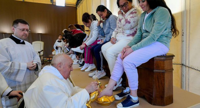 El papa Francisco celebró el Jueves Santo lavando los pies de 12 reclusas