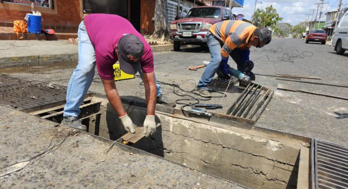 En tiempo récord reparan alcantarillado en Los Guaritos III