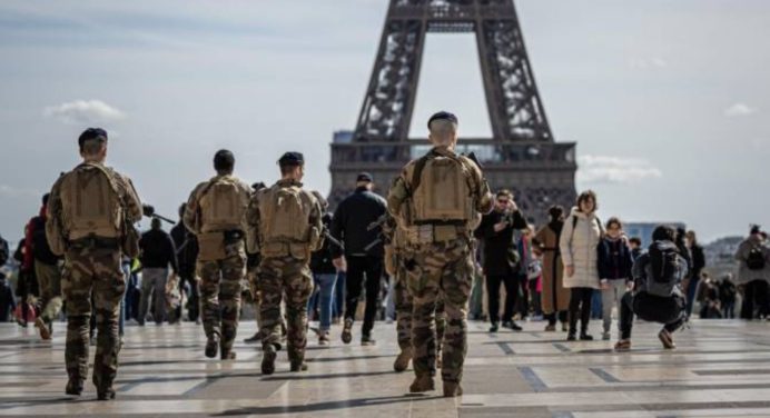 Francia moviliza a 4.000 militares adicionales para reforzar el dispositivo antiterrorista.
