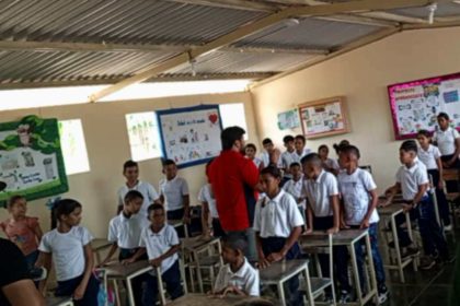 El Gobernador Ernesto Luna compartió con estudiantes