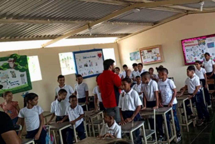 El Gobernador Ernesto Luna compartió con estudiantes