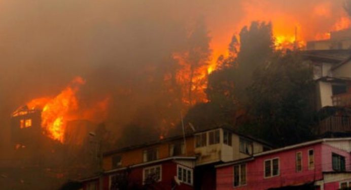 Incendios en CHILE dejan dos personas fallecidas y varias casas consumidas por el fuego