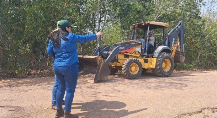 Inician rehabilitación y bacheo en la vía principal de Isla de Guara en Uracoa