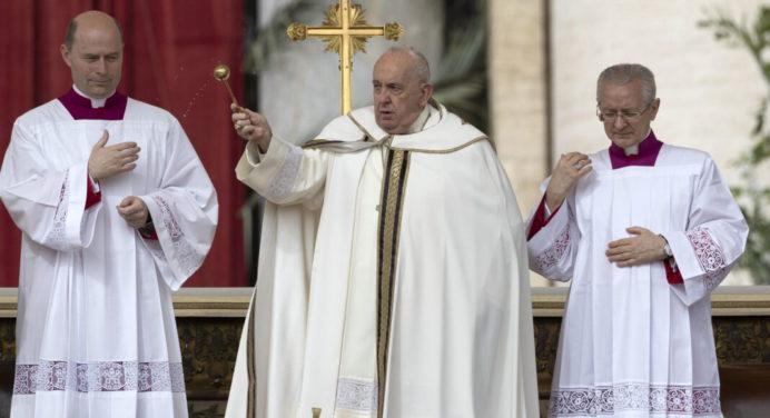 Papa Francisco urge al acceso de ayuda a Gaza y la liberación de rehenes en mensaje de Pascua