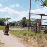 Vecinos botan la basura en el Parque del Este