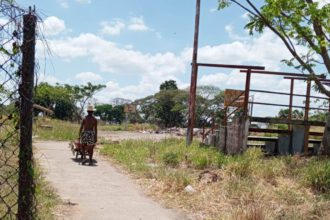 Vecinos botan la basura en el Parque del Este