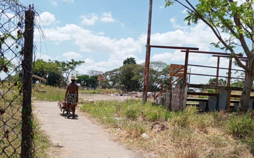 Vecinos botan la basura en el Parque del Este