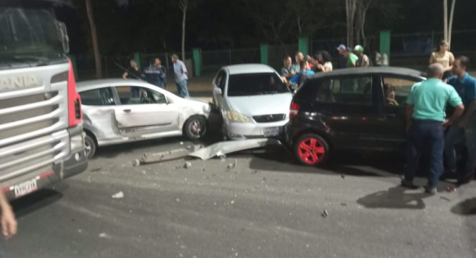 Tres vehículos colisionaron en la avenida Raúl Leoni