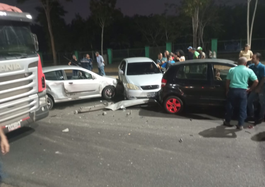 Tres vehículos colisionaron en la avenida Raúl Leoni