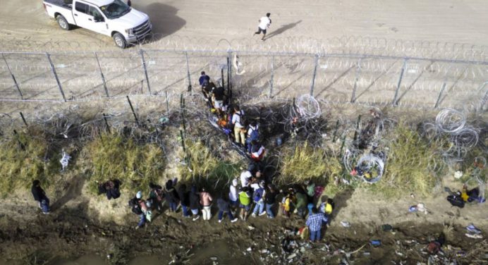 Tribunal Supremo de EE. UU. respalda a Texas en la detención y expulsión de migrantes