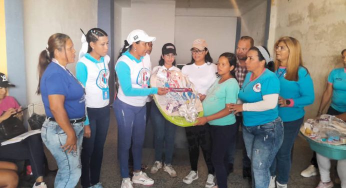 Alcaldía de Ezequiel Zamora entrega canastillas a embarazadas de El Tejero