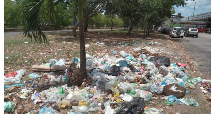 Avenida Orinoco frente al Santiago Mariño convertida en un vertedero de basura