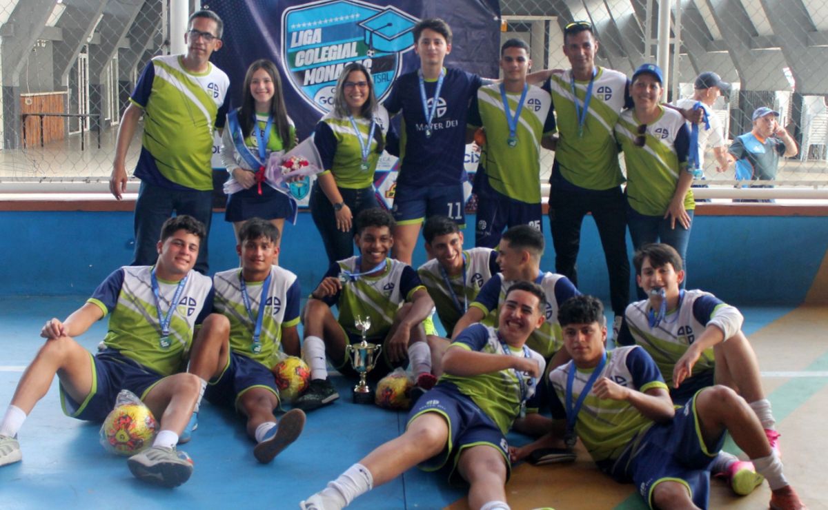 Mater Dei and Adventist Schools champions of the Collegiate Futsal League “GOLARY Ball Cup”