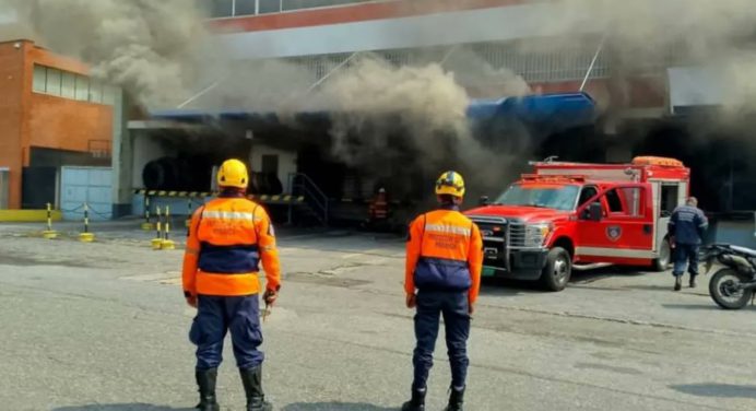 Combaten incendio de un edificio en Los Ruices (+Video)