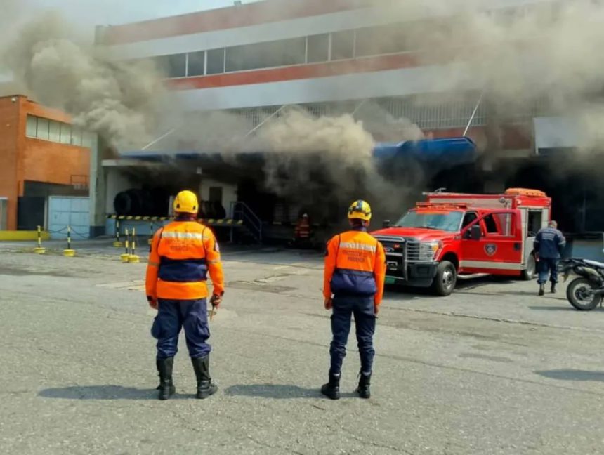 Incendio de un edificio en Los Ruices