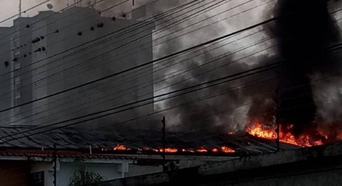 Controlado incendio de gran magnitud en autolavado del estado Aragua
