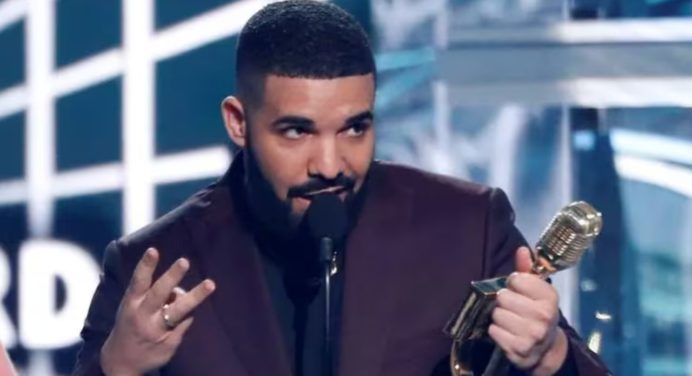 Drake lució una camisa de béisbol de Venezuela (FOTOS)