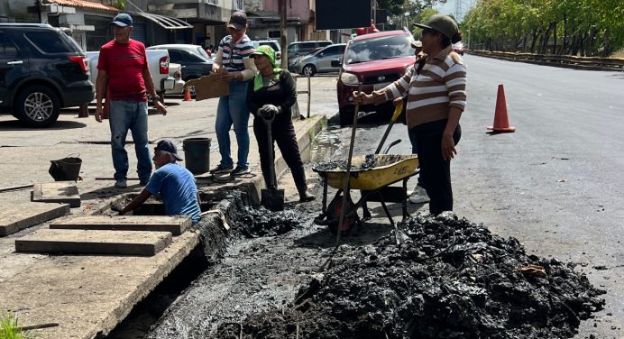 Ejecutan limpieza de alcantarillas en la avenida Orinoco de Maturín