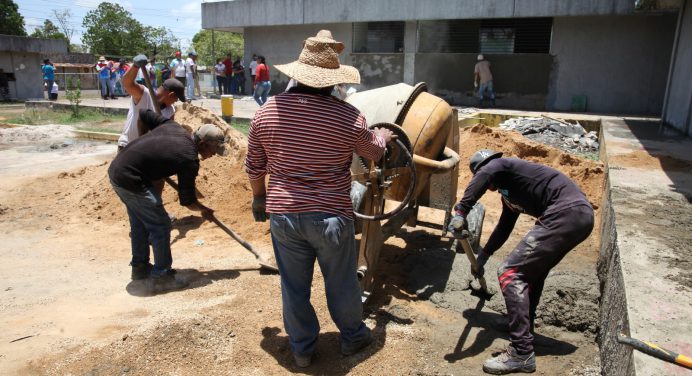 Ernesto Luna muestra avances en la reconstrucción del hospital de Sotillo