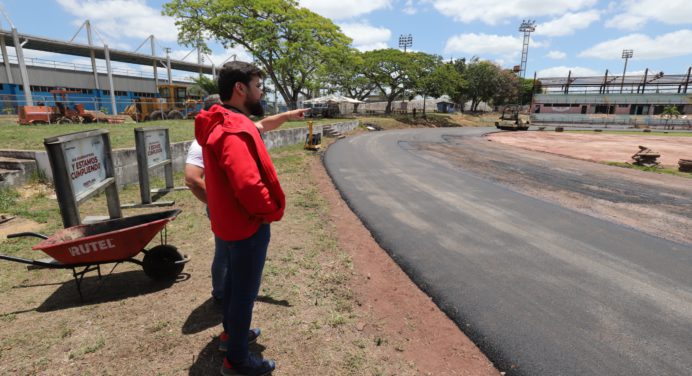 Ernesto Luna supervisa rehabilitación de espacios en el Polideportivo