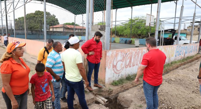 Favorecen a 6 mil 820 personas de la comuna Renacer de la Patria con rehabilitación de cancha