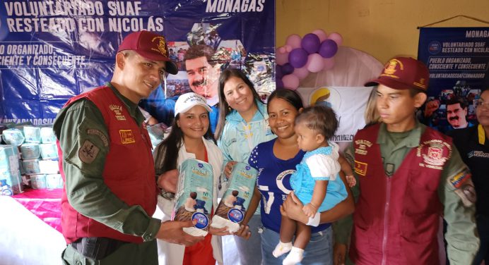 Gobernación y sistema de farmacias entregan donativos a madres de Uracoa