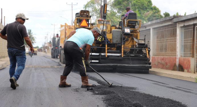 Gobernador Ernesto Luna inicia asfaltado en la comuna El Rosillo