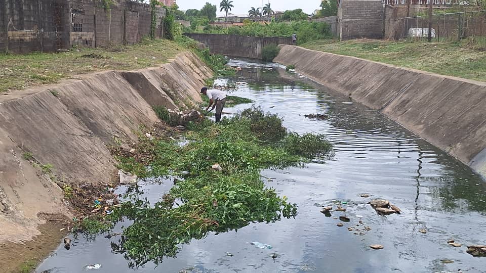 Alcaldía limpió el caño de la UDO Monagas 2 laverdaddemonagas.com alcaldia limpio el cano de la udo monagas cano udo 2