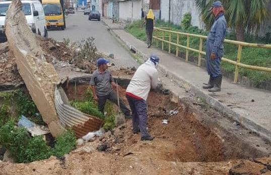 Atienden avería de aguas servidas en la calle Barreto de Maturín