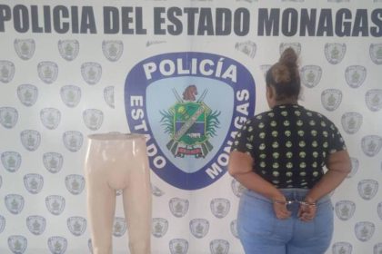 Capturada por hurtar un maniquí de una tienda