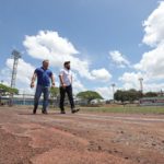 El gobernador Ernesto Luna y el secretario de Infraestructura, Guillermo Sánchez, inspeccionan los trabajos en la pista de atletismo del Polideportivo