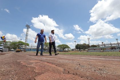 El gobernador Ernesto Luna y el secretario de Infraestructura, Guillermo Sánchez, inspeccionan los trabajos en la pista de atletismo del Polideportivo