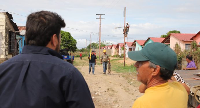 Luna supervisa inicio de trabajos de electrificación en sector Casas chinas