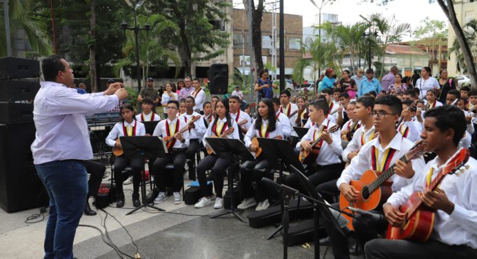Músicos monaguenses celebran Día Nacional del Cuatro